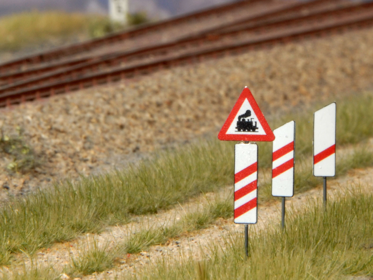 Set Verkehrsschilder Ankündigung Bahnübergang (Spur H0)